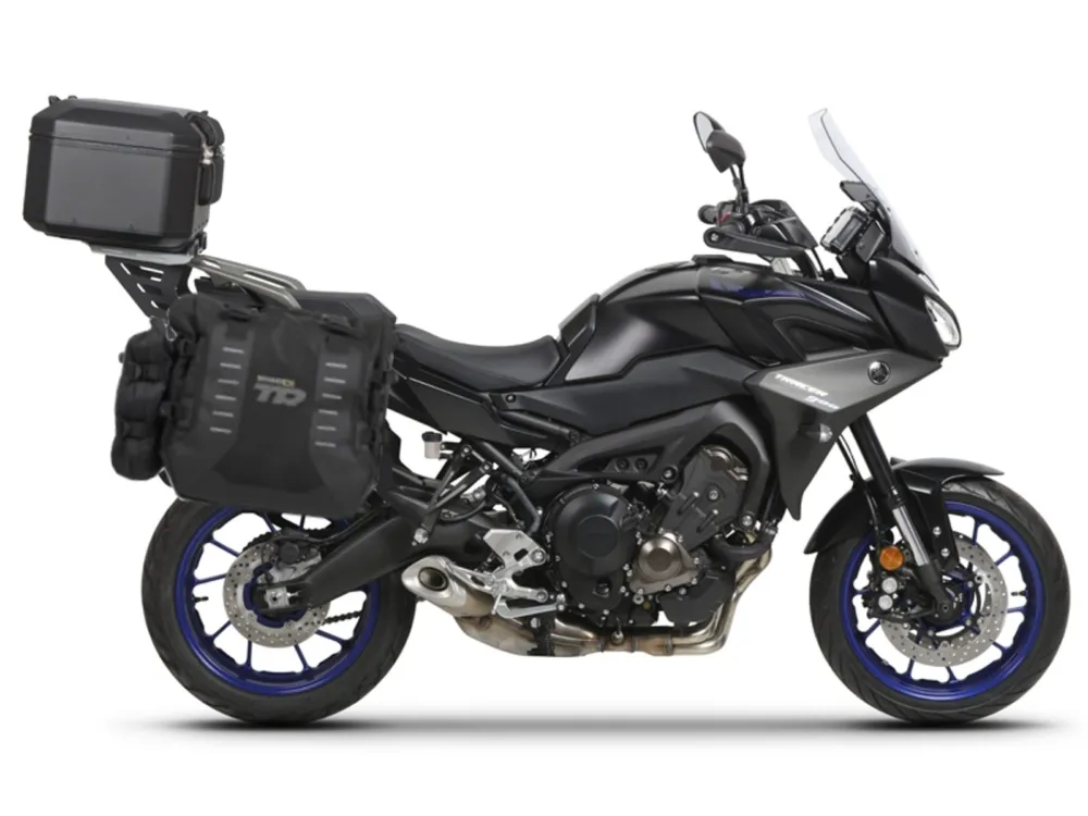 Akce Kompletní sada bočních adventure brašen SHAD TERRA TR40 a černého hliníkového 48L topcase, včetně montážní sady SHAD YAMAHA MT-09 Tracer / Tracer 900